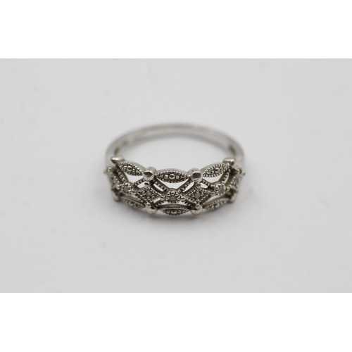 476 - 9ct white gold diamond ornate openwork ring (1.6g)- SIZE M