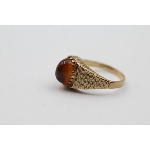 492 - 9ct gold vintage amber textured statement ring (3.3g)- SIZE O