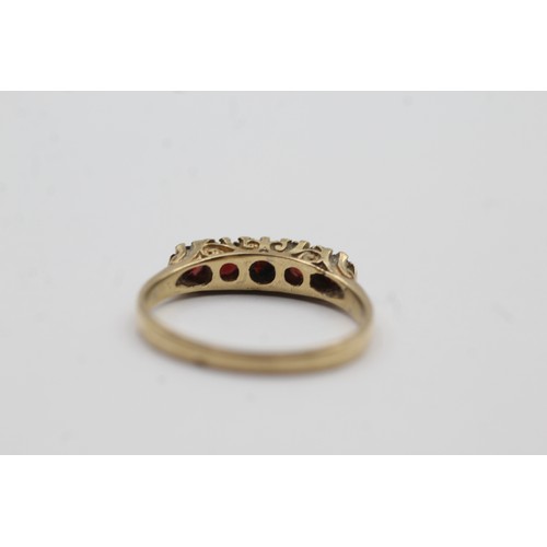 494 - 9ct gold vintage garnet gypsy setting ring (1.9g)- SIZE N