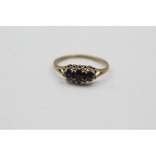 508 - 9ct gold sapphire trilogy ring (1g)- SIZE M