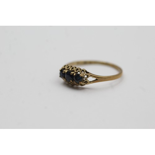 508 - 9ct gold sapphire trilogy ring (1g)- SIZE M