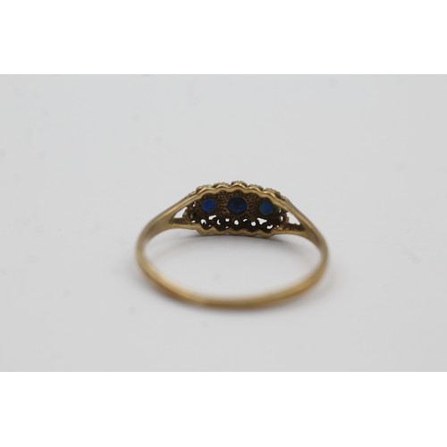 508 - 9ct gold sapphire trilogy ring (1g)- SIZE M