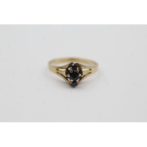 510 - 9ct gold sapphire trilogy ring (2.1g)- SIZE N