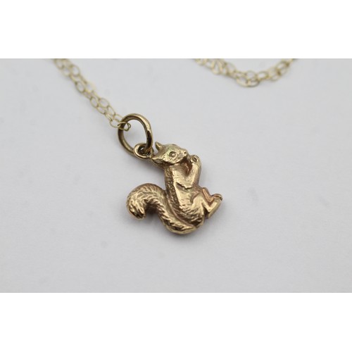 516 - 9ct gold squirrel pendant necklace (1g)