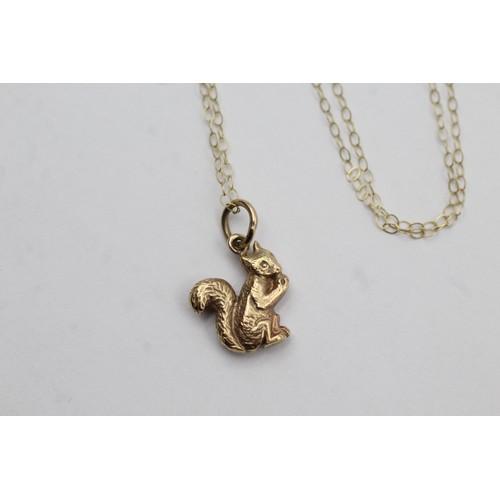 516 - 9ct gold squirrel pendant necklace (1g)