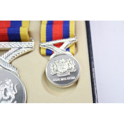 542 - 2 x Boxed Medals Inc Queens Golden Jubilee & Pingat Jasa Malaysia w/ Miniature