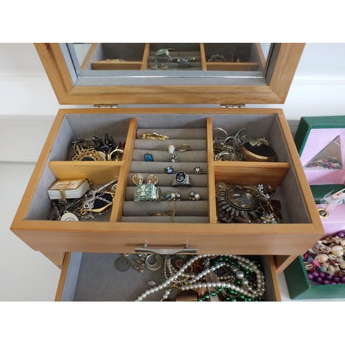 228 - WOODEN 3 DRAWER JEWELLERY BOX & GREEN MUSICAL BALLERINA JEWELLERY BOX BOTH WITH JEWELLERY & TRINKETS... 