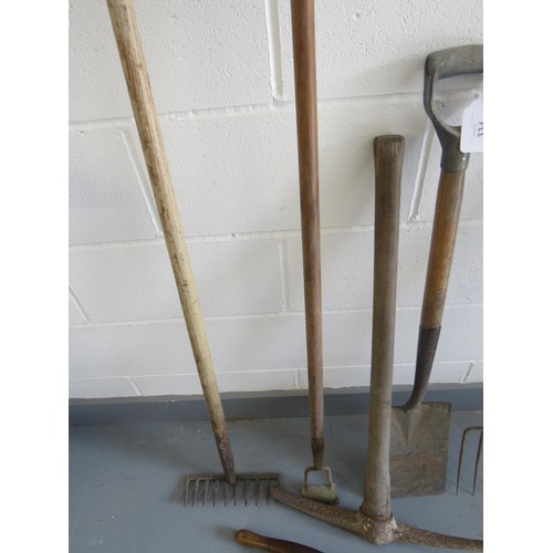 334 - JOBLOT OF GARDEN TOOLS