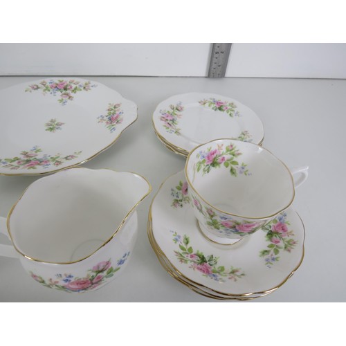 337 - ROYAL ALBERT 21 PIECE TEASET MOSS ROSE PATTERN