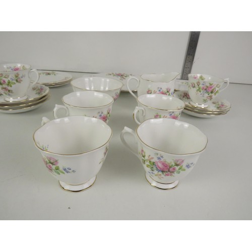 337 - ROYAL ALBERT 21 PIECE TEASET MOSS ROSE PATTERN