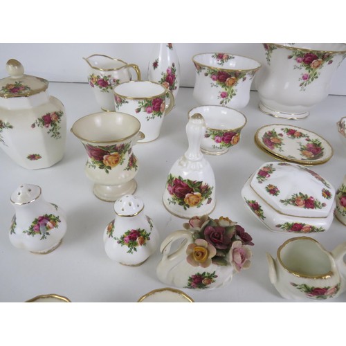 265 - SELECTION OF ROYAL ALBERT COUNTRY ROSES INCLUDES JARDINIERS, TRINKETS, VASES, CRUET SET ETC