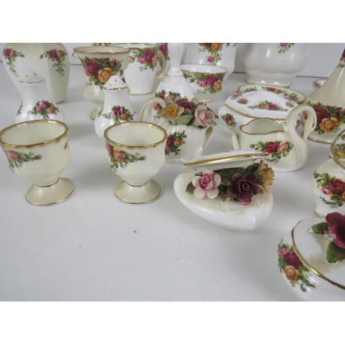 265 - SELECTION OF ROYAL ALBERT COUNTRY ROSES INCLUDES JARDINIERS, TRINKETS, VASES, CRUET SET ETC