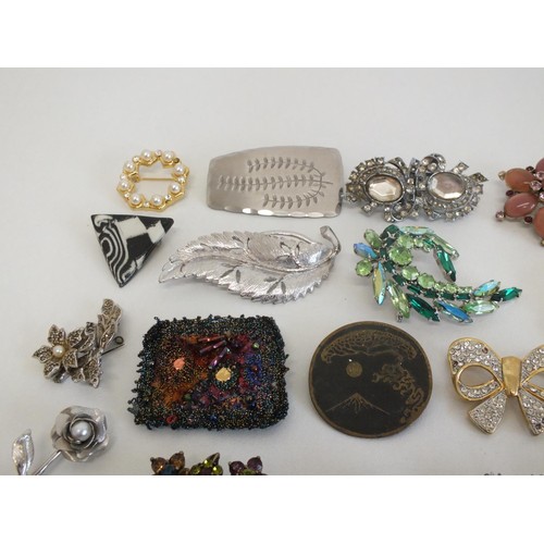 286 - 26 ASSORTED BROOCHES and SCARF CLIPS