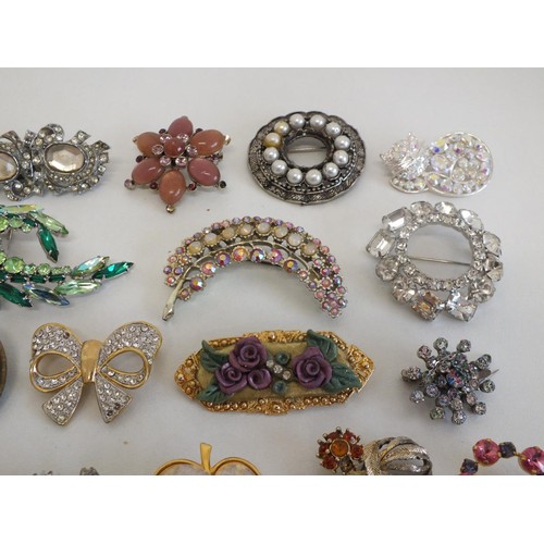 286 - 26 ASSORTED BROOCHES and SCARF CLIPS