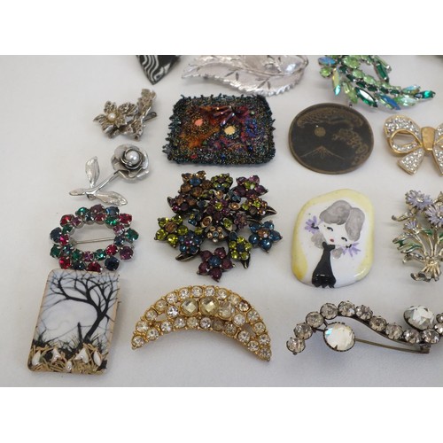 286 - 26 ASSORTED BROOCHES and SCARF CLIPS