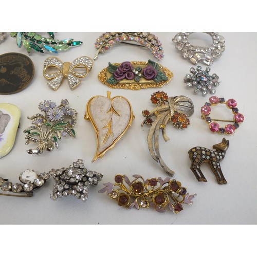 286 - 26 ASSORTED BROOCHES and SCARF CLIPS