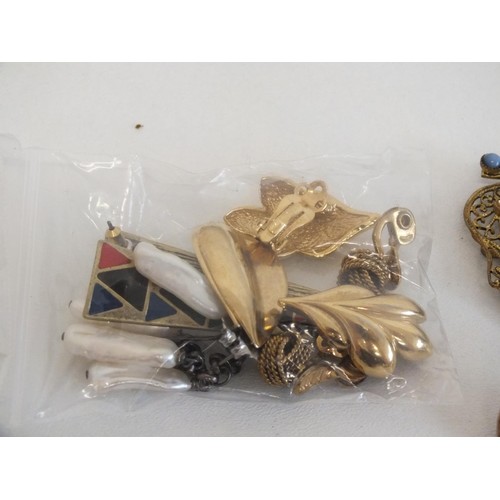 289 - JEWELLERY, PIN BADGES, CUFFLINKS etc