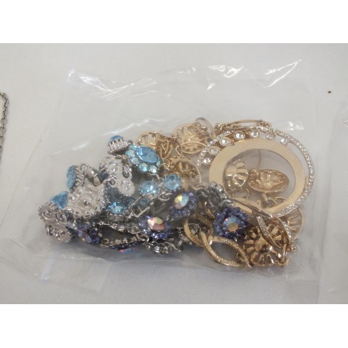 290 - JEWELLERY INCLUDES NECKLACES, BRACELETS & EARRINGS