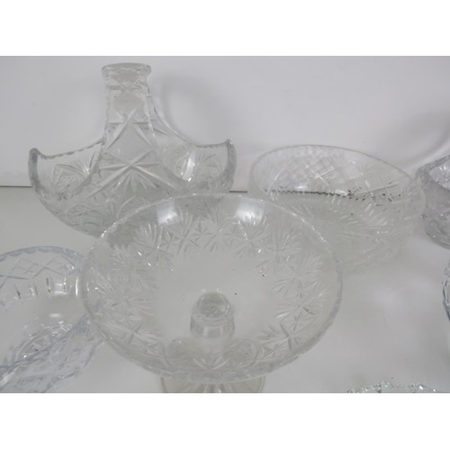 360 - LARGE LOT OF GLASSWARE INCLUDES CRYSTAL BOWLS, BASKETS ETC