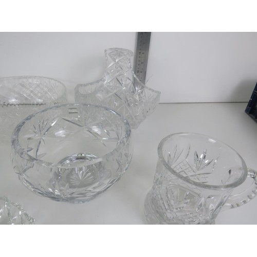 360 - LARGE LOT OF GLASSWARE INCLUDES CRYSTAL BOWLS, BASKETS ETC