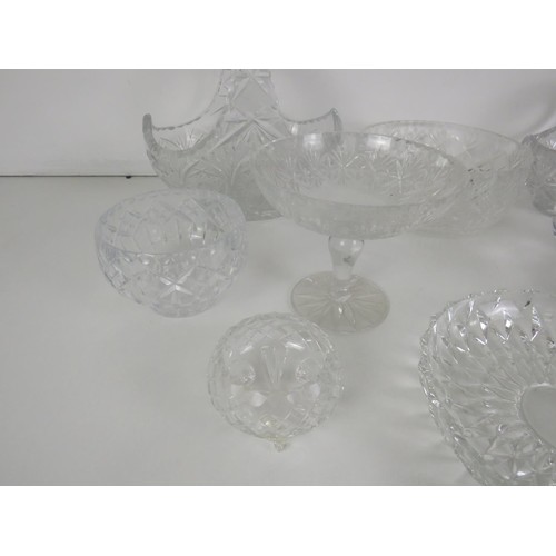 360 - LARGE LOT OF GLASSWARE INCLUDES CRYSTAL BOWLS, BASKETS ETC