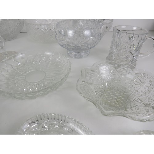 360 - LARGE LOT OF GLASSWARE INCLUDES CRYSTAL BOWLS, BASKETS ETC