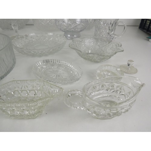 360 - LARGE LOT OF GLASSWARE INCLUDES CRYSTAL BOWLS, BASKETS ETC