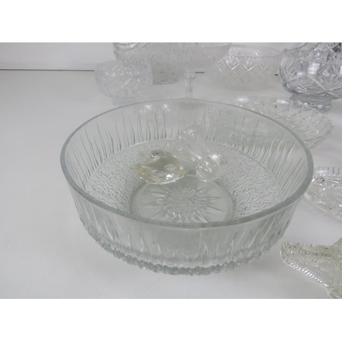 360 - LARGE LOT OF GLASSWARE INCLUDES CRYSTAL BOWLS, BASKETS ETC