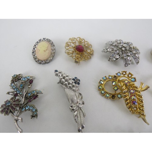 284 - 30 x ASSORTED BROOCHES SPARES/REPAIRS