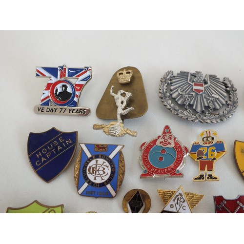 67 - 30 VARIOUS BADGES, ROBERTSONS, BUTLINS, SPEEDWAY ETC