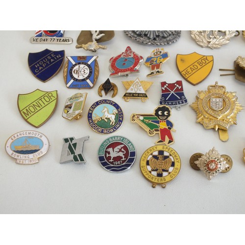 67 - 30 VARIOUS BADGES, ROBERTSONS, BUTLINS, SPEEDWAY ETC