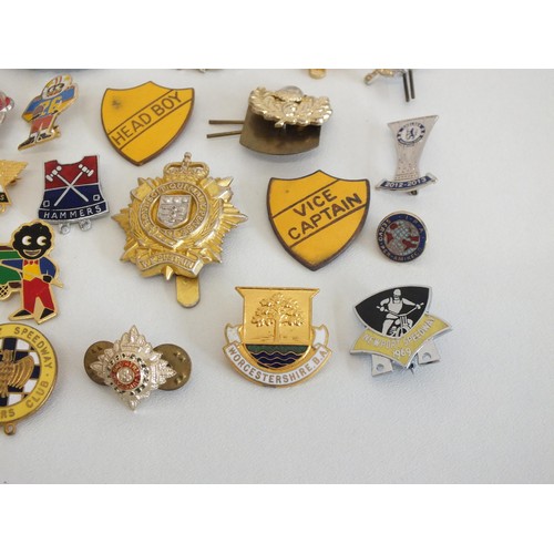 67 - 30 VARIOUS BADGES, ROBERTSONS, BUTLINS, SPEEDWAY ETC