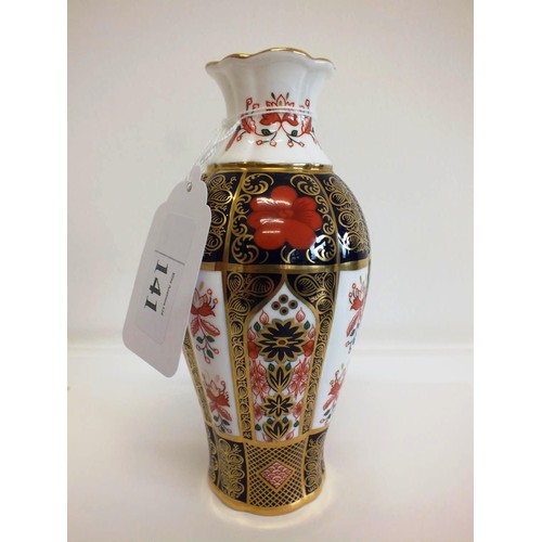 141 - A Royal Crown Derby 1128 old imari pattern vase, height 18cms