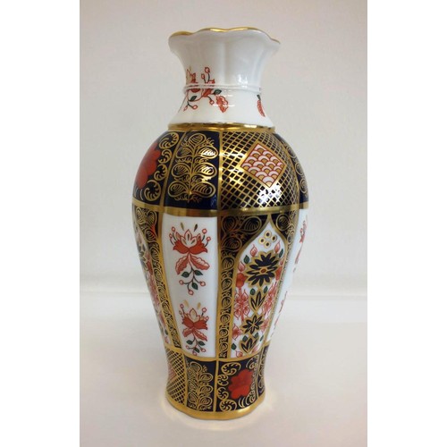 141 - A Royal Crown Derby 1128 old imari pattern vase, height 18cms