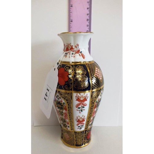 141 - A Royal Crown Derby 1128 old imari pattern vase, height 18cms