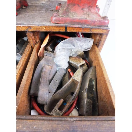 81 - Mid 20th Century cobbler's equipment - two shoe stretchers/vices and a two drawer cabinet containing... 