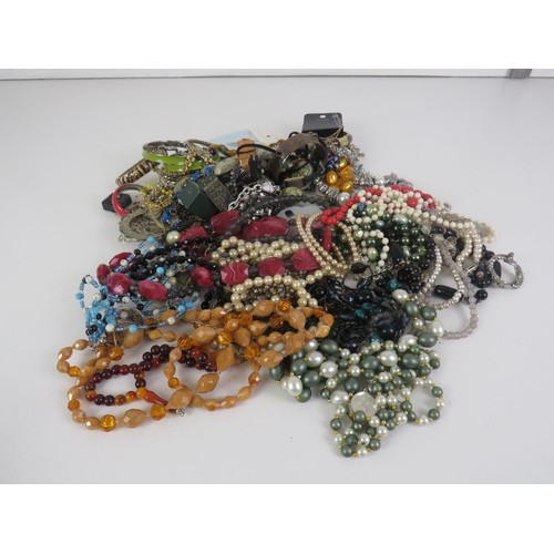 152 - BAG OF COSTUME JEWELLERY