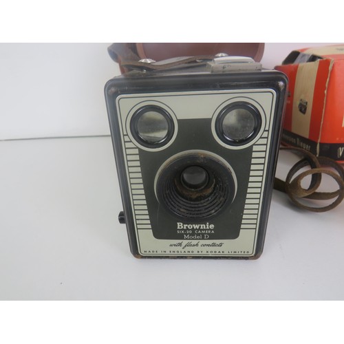 204 - VINTAGE BROWNIE CAMERA/ 3D VIEWER AND VOITLANDER CAMERA