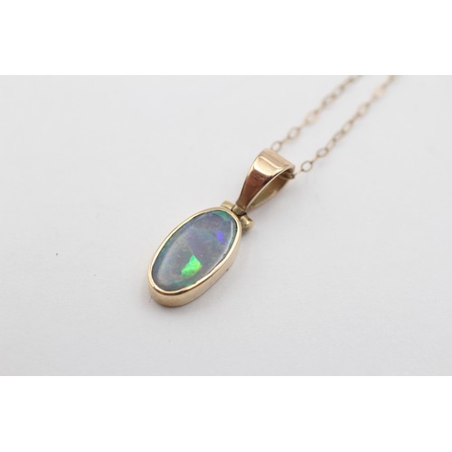 402 - 9ct Gold Opal Solitaire Pendant Necklace (1.5g)