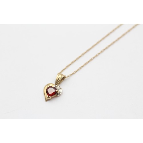 404 - 9ct Gold Garnet Heart & Diamond Pendant Necklace (1.3g)