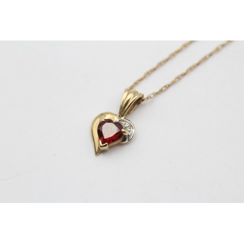 404 - 9ct Gold Garnet Heart & Diamond Pendant Necklace (1.3g)