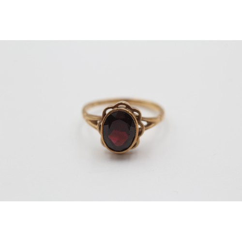 424 - 9ct Gold Vintage Garnet Solitaire Dress Ring (2.7g) - Size M