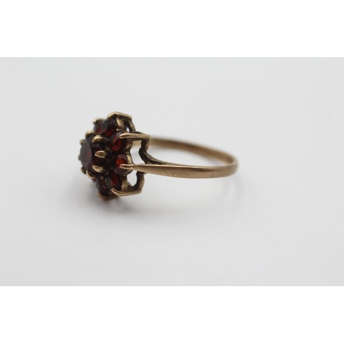 430 - 9ct Gold Garnet Floral Cluster Dress Ring (2.6g) - Size M