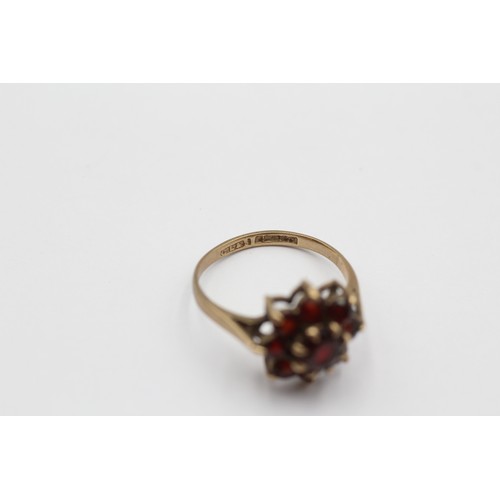 430 - 9ct Gold Garnet Floral Cluster Dress Ring (2.6g) - Size M