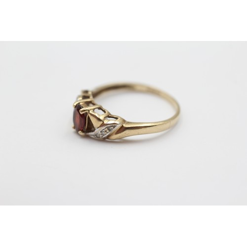 436 - 9ct White And Yellow Gold Garnet And Diamond Solitaire Shoulder Set Openwork Dress Ring (1.6g) - Siz... 