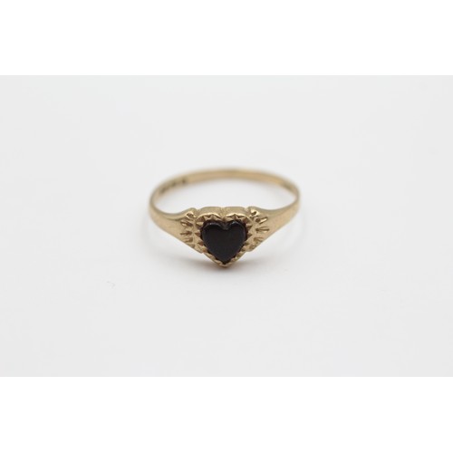 438 - 9ct Gold Onyx Heart Fine Solitaire Ring (1g) - Size M