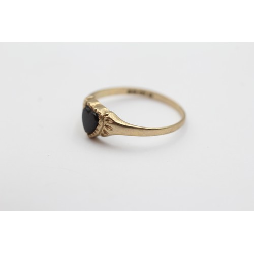 438 - 9ct Gold Onyx Heart Fine Solitaire Ring (1g) - Size M