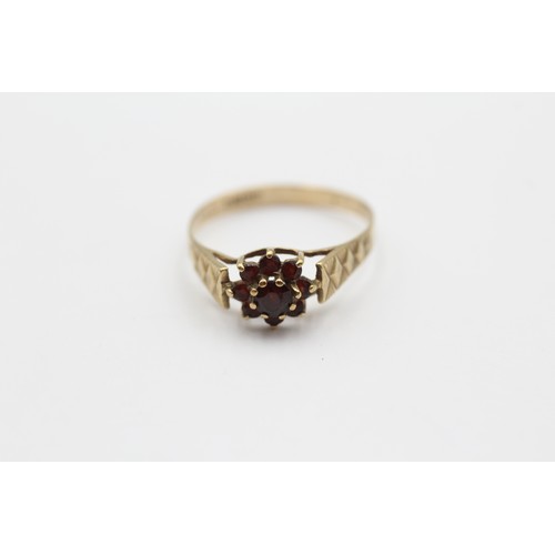 440 - 9ct Gold Garnet Floral Cluster Textured Shoulders Ring (1.5g) - Size P