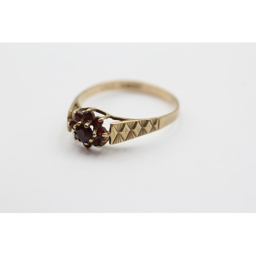 440 - 9ct Gold Garnet Floral Cluster Textured Shoulders Ring (1.5g) - Size P