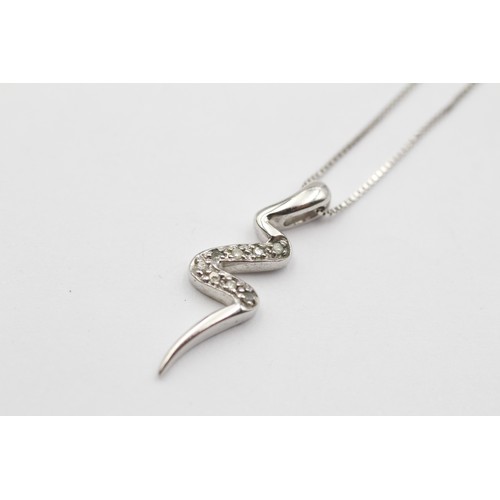 452 - 9ct White Gold Diamond Paved Zig Zag Pendant Necklace (2g)